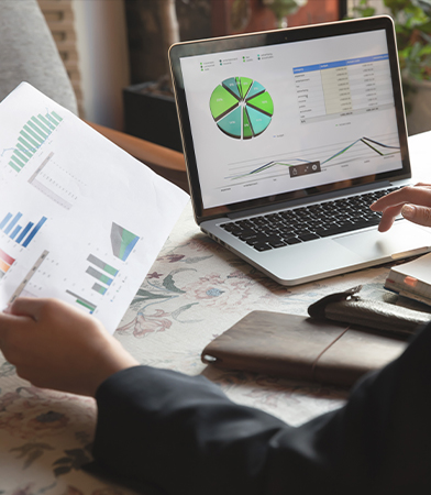 메디플라톤 전문 상담사가 병의원 원장님과 금융 상담을 진행하는 모습